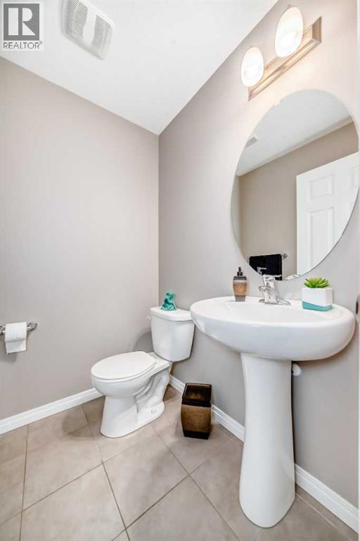 82 Hillcrest Square SW, Airdrie, Alberta  T4B 4H9 - Photo 12 - A2285277