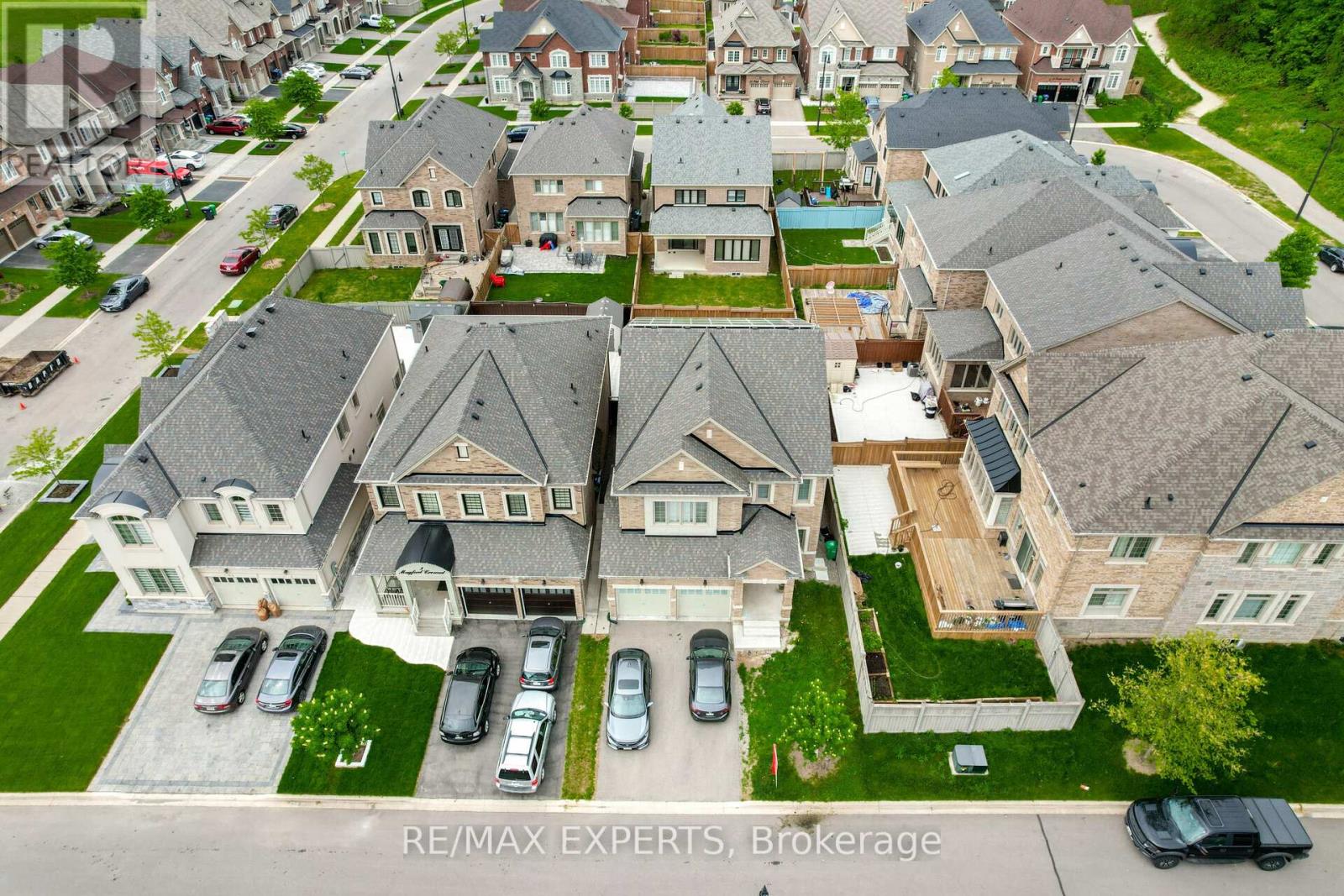 5 Mugford Crescent, Brampton, Ontario  L6Y 6A7 - Photo 3 - W12909452