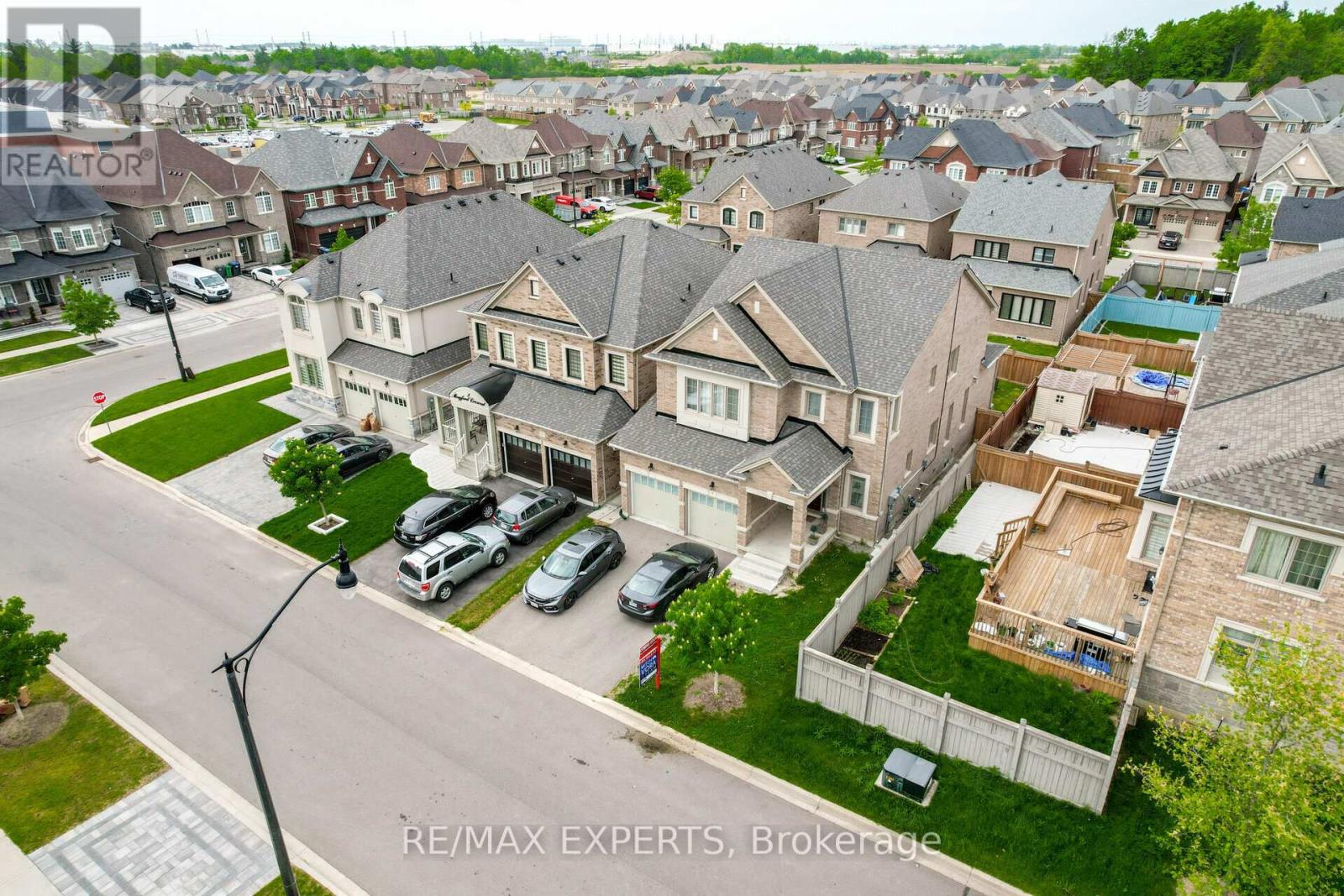 5 Mugford Crescent, Brampton, Ontario  L6Y 6A7 - Photo 4 - W12909452