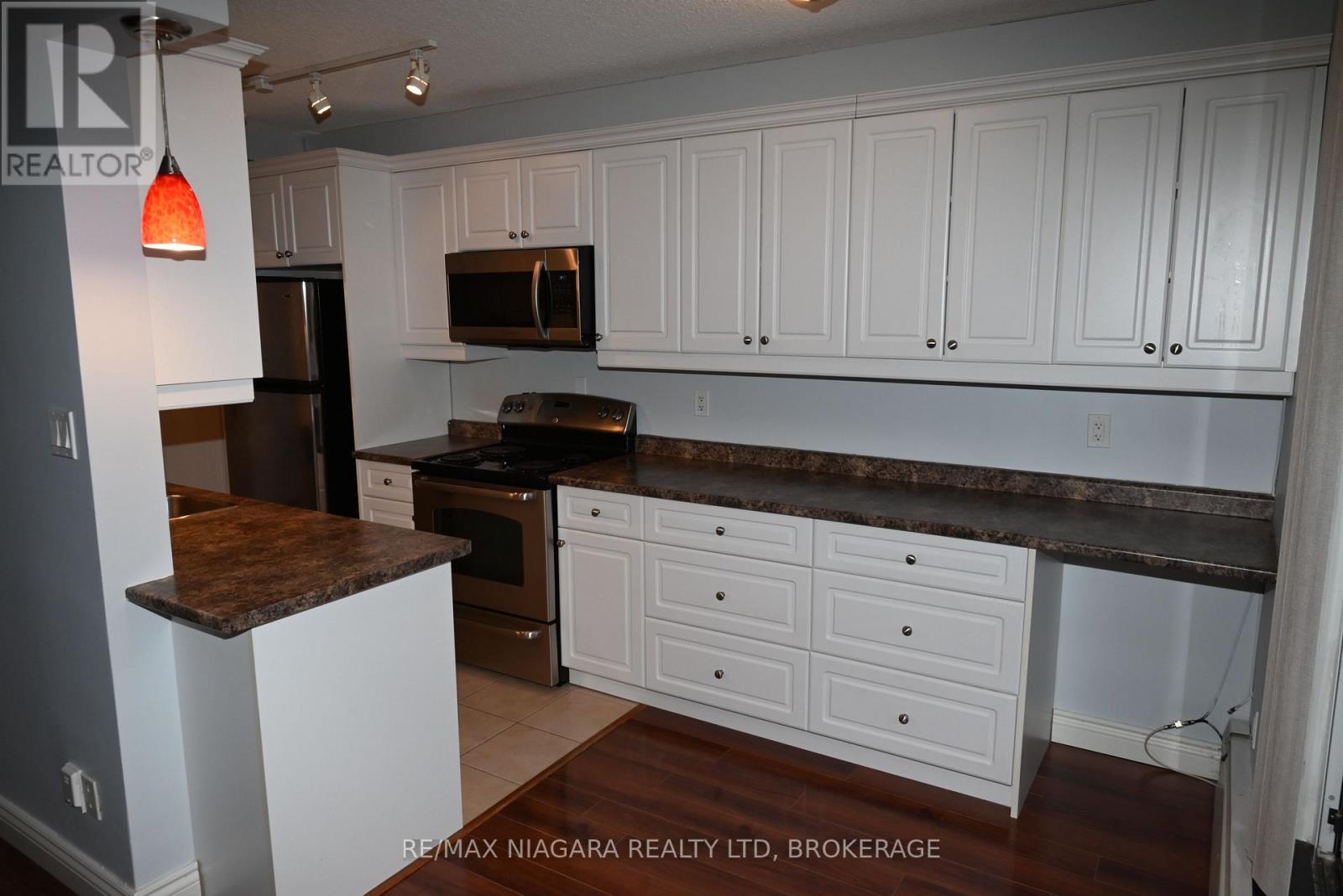 307 - 6400 Huggins Street, Niagara Falls (Stamford), Ontario  L2J 3G5 - Photo 4 - X12910326