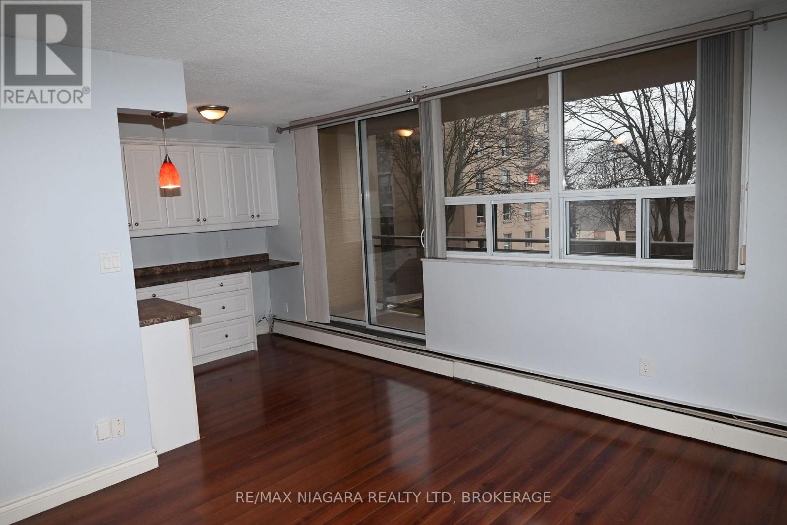 307 - 6400 Huggins Street, Niagara Falls (Stamford), Ontario  L2J 3G5 - Photo 6 - X12910326