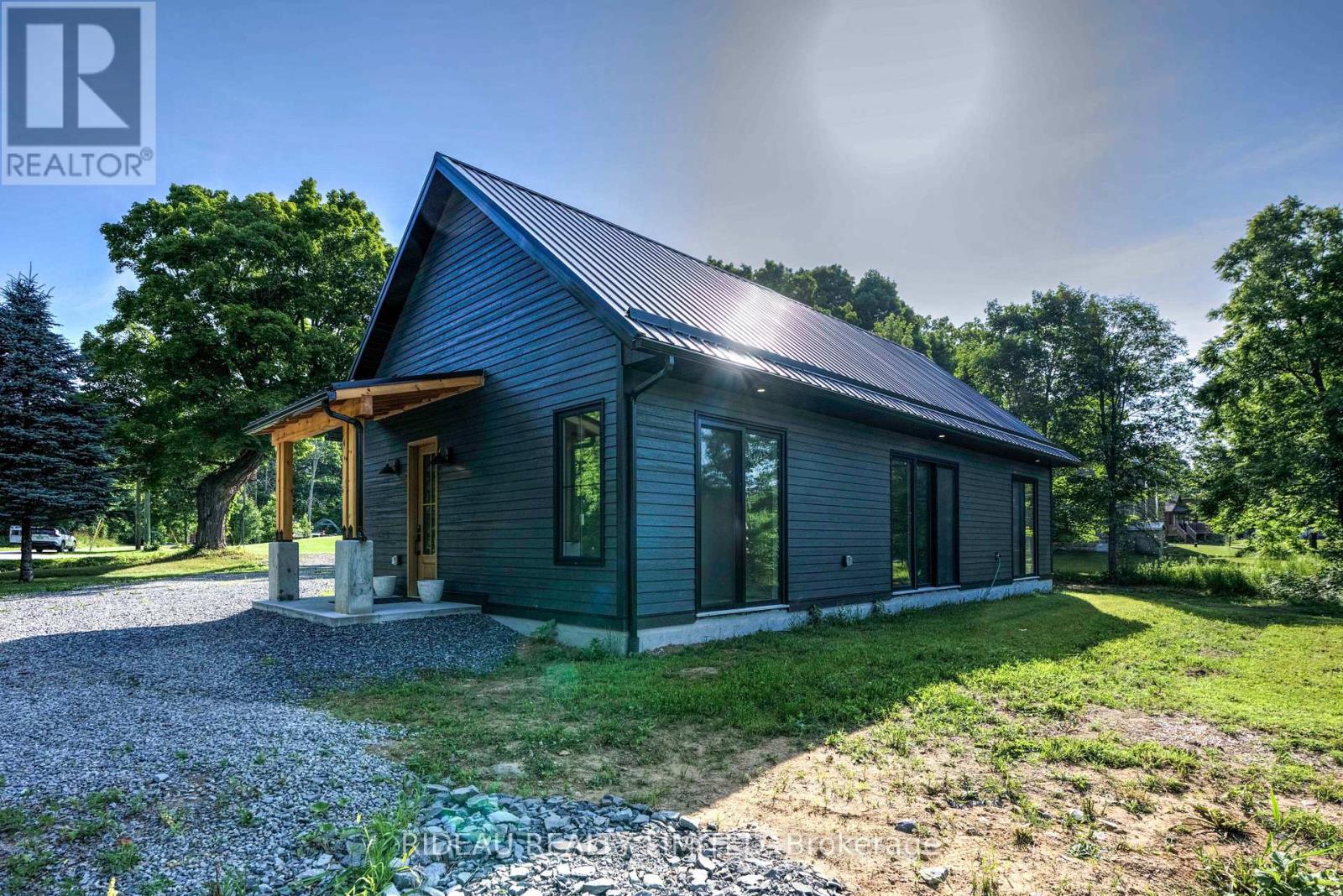 25 Carleton Street, Rideau Lakes, Ontario  K0G 1P0 - Photo 2 - X12910330