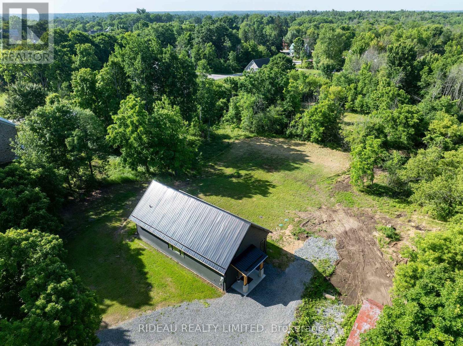 25 Carleton Street, Rideau Lakes, Ontario  K0G 1P0 - Photo 9 - X12910330