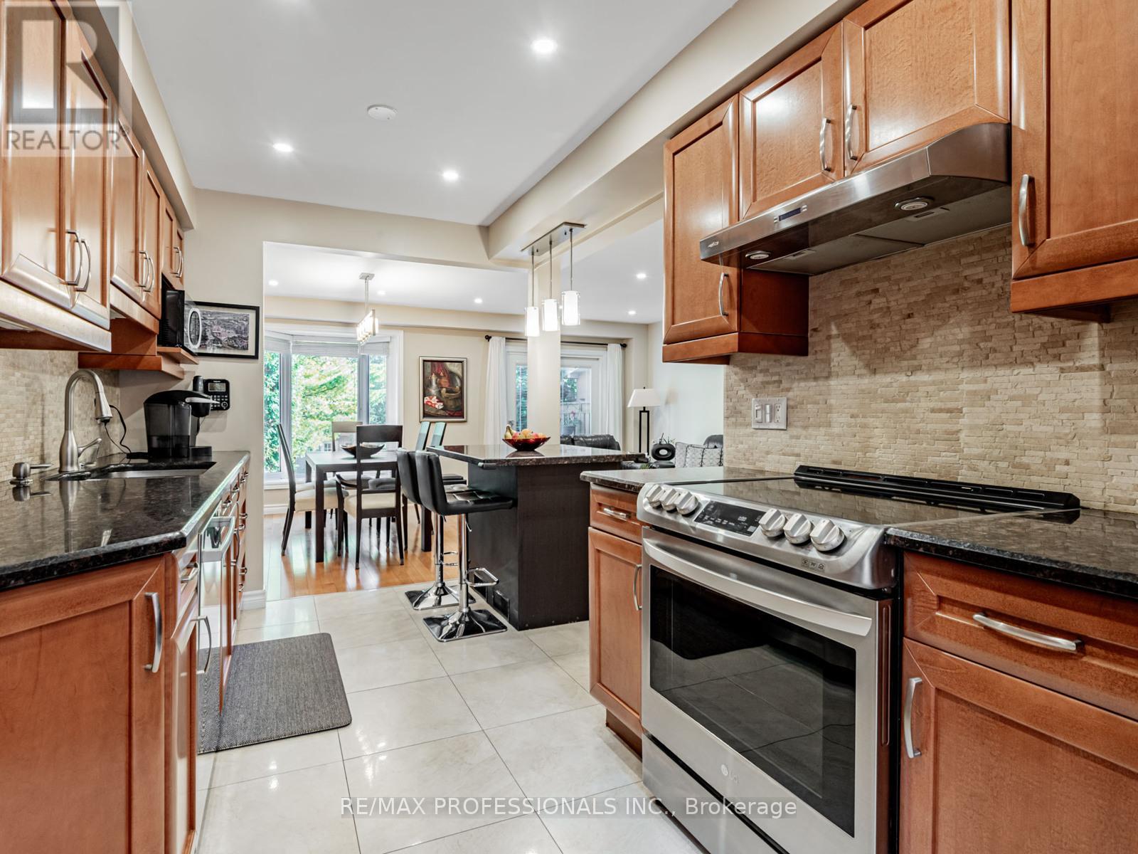 125 Kersey Crescent, Richmond Hill, Ontario  L4C 5X4 - Photo 10 - N12910152