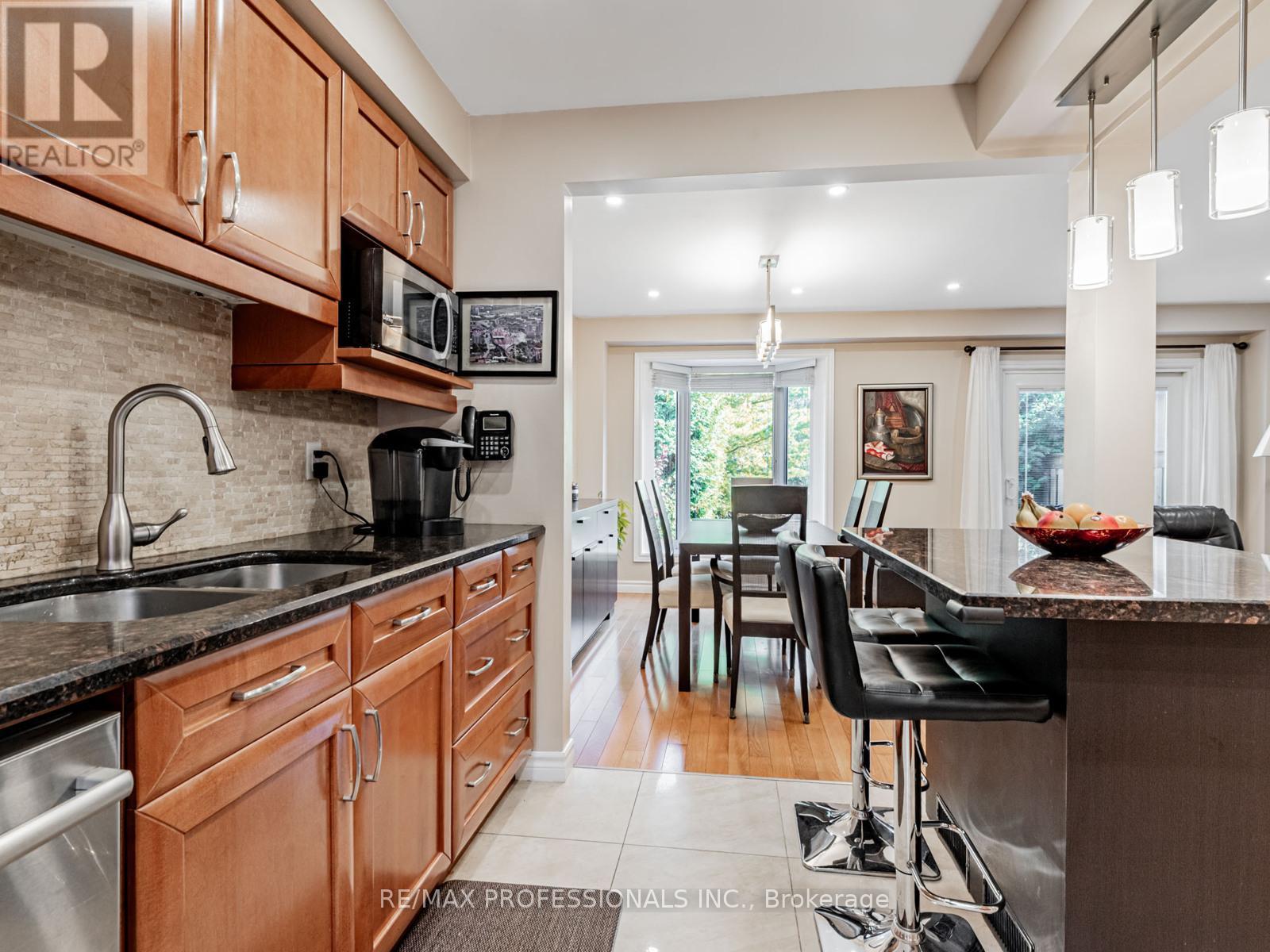 125 Kersey Crescent, Richmond Hill, Ontario  L4C 5X4 - Photo 11 - N12910152