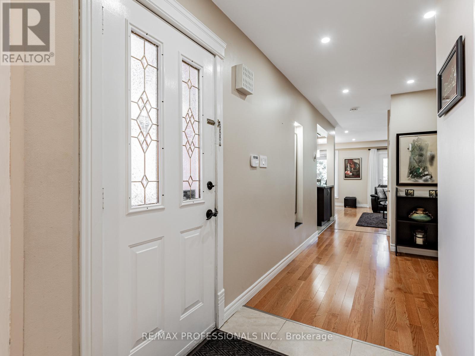 125 Kersey Crescent, Richmond Hill, Ontario  L4C 5X4 - Photo 5 - N12910152