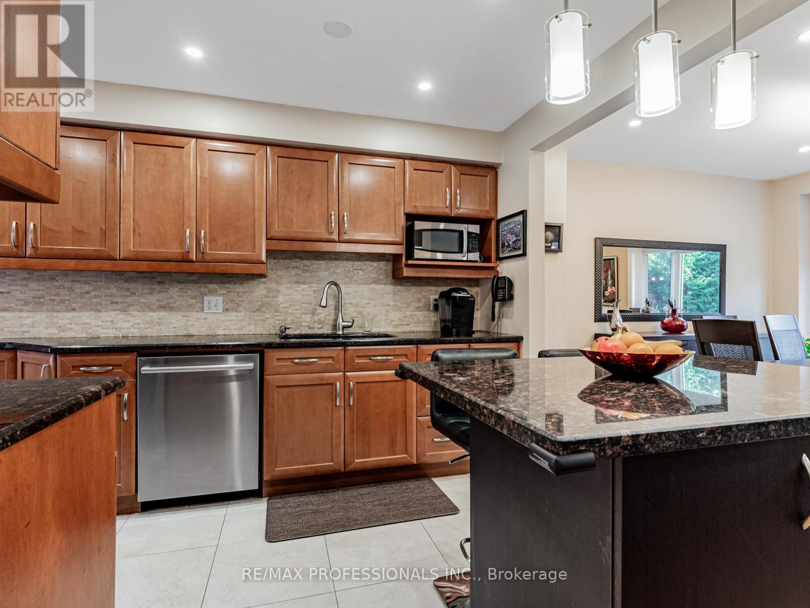 125 Kersey Crescent, Richmond Hill, Ontario  L4C 5X4 - Photo 7 - N12910152