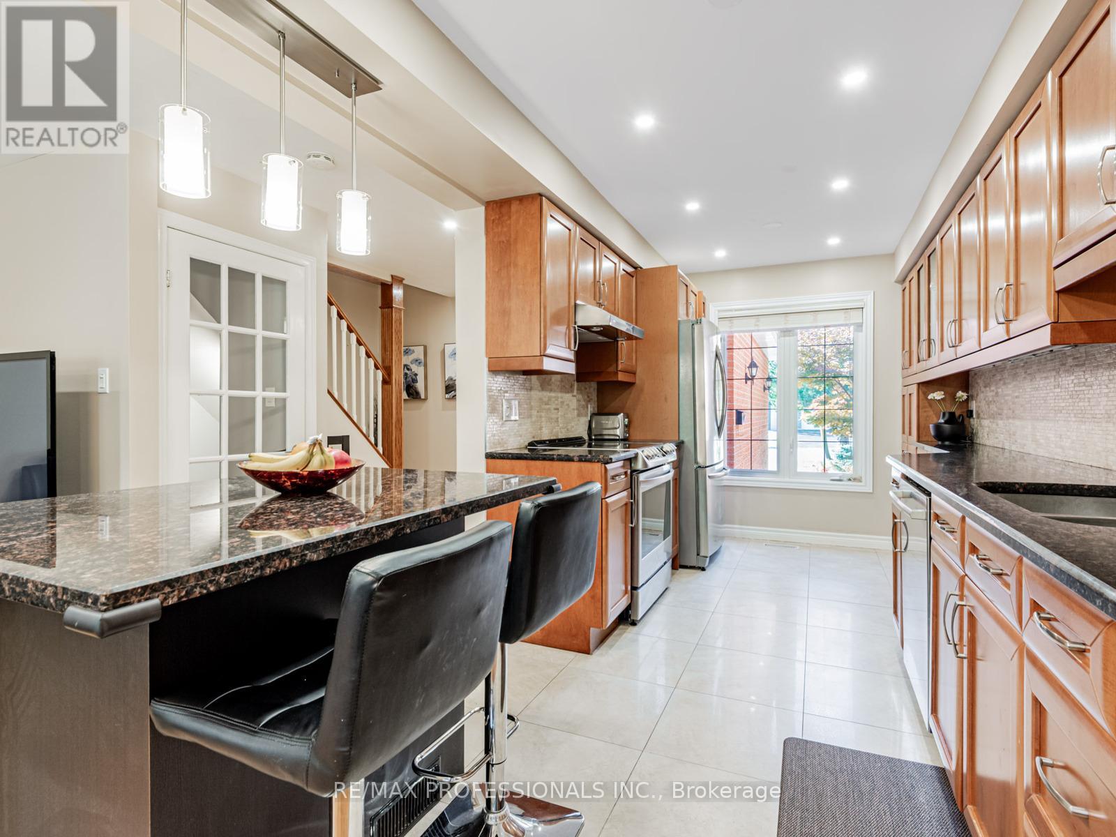 125 Kersey Crescent, Richmond Hill, Ontario  L4C 5X4 - Photo 8 - N12910152