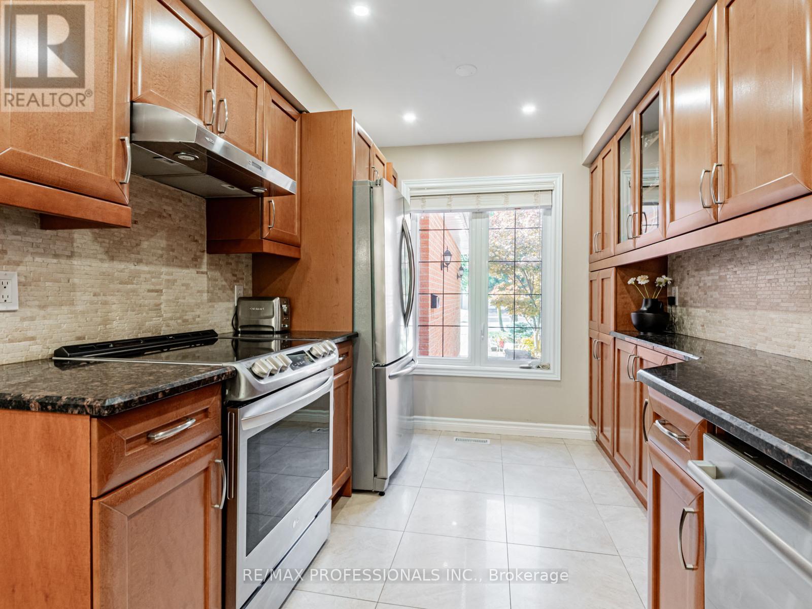 125 Kersey Crescent, Richmond Hill, Ontario  L4C 5X4 - Photo 9 - N12910152