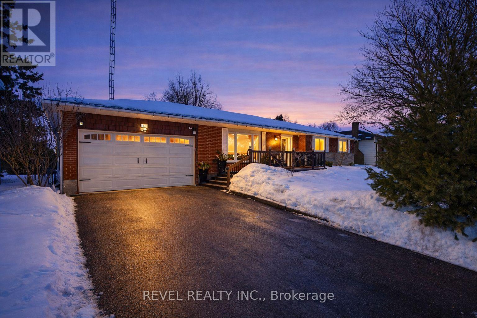 12 Victoria Boulevard, East Garafraxa, Ontario  L9W 7L6 - Photo 2 - X12850056