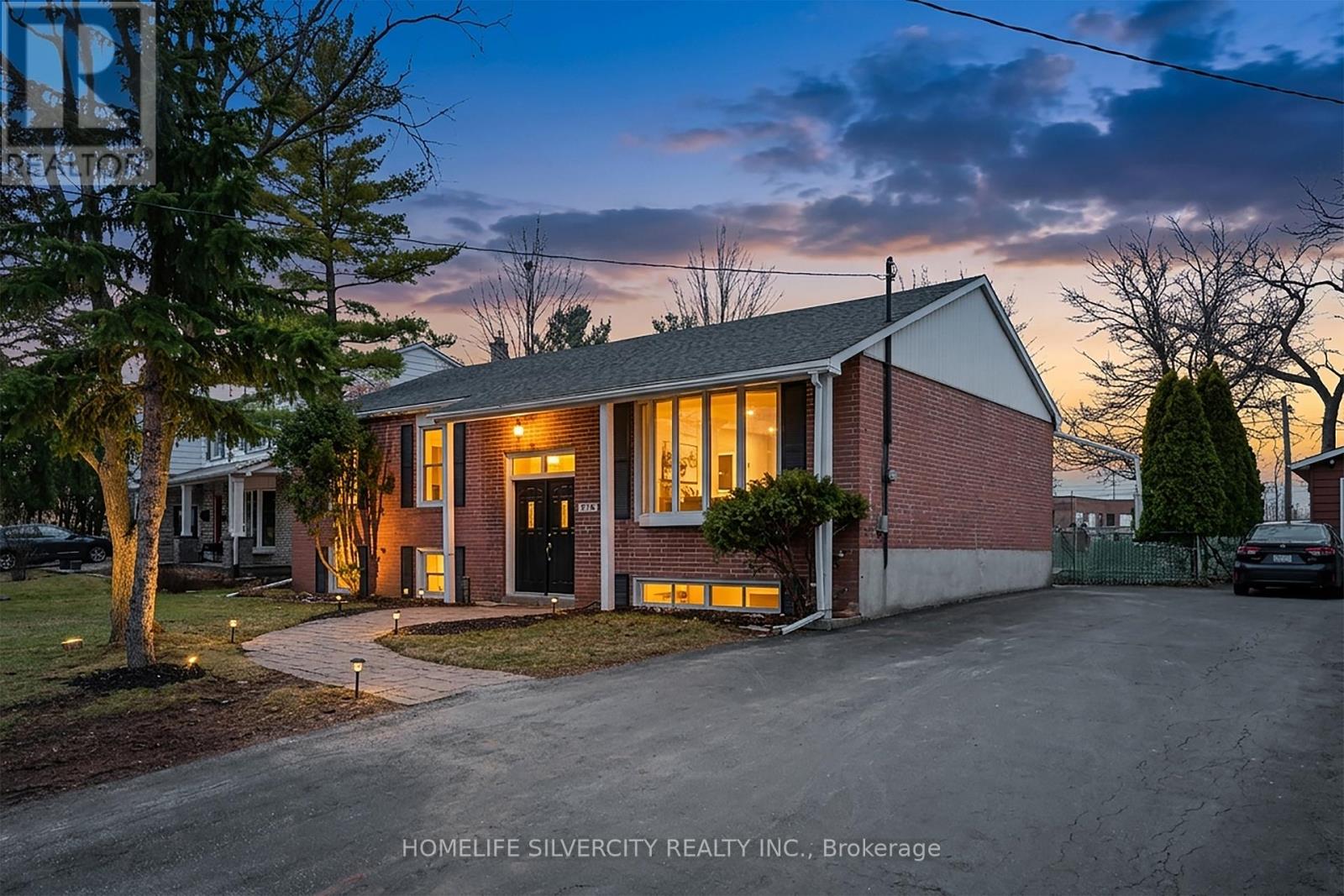 578 Trafford Crescent, Oakville, Ontario  L6L 3T3 - Photo 2 - W12910154