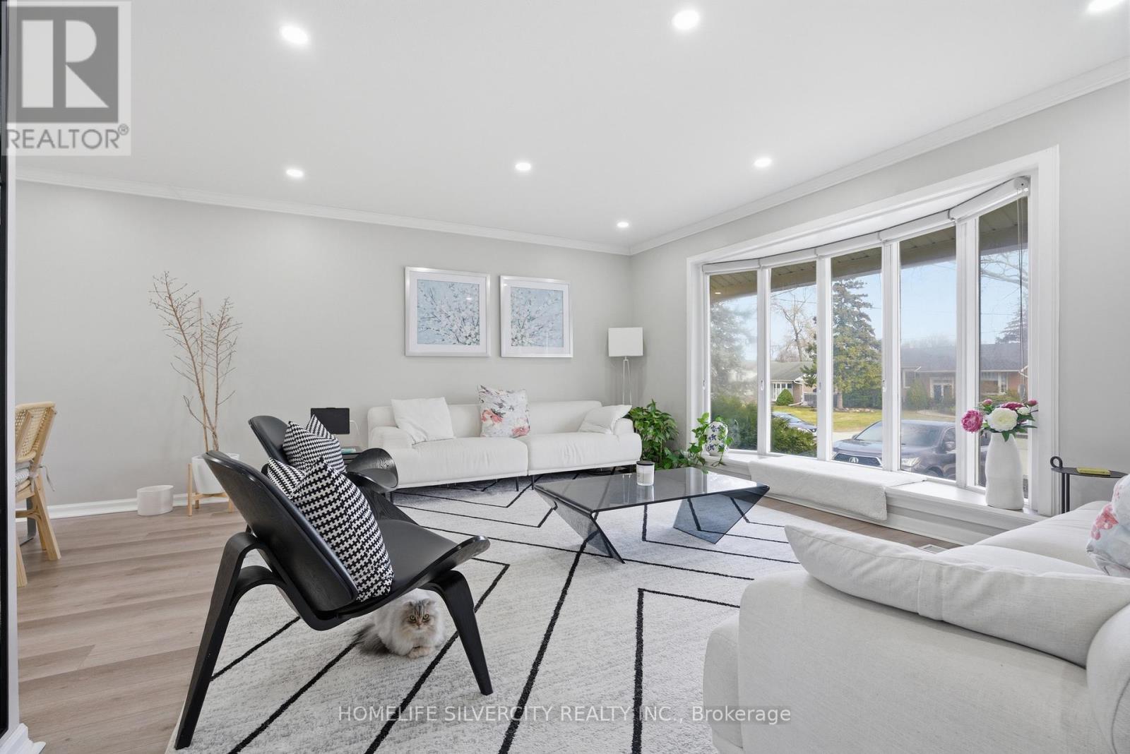 578 Trafford Crescent, Oakville, Ontario  L6L 3T3 - Photo 3 - W12910154