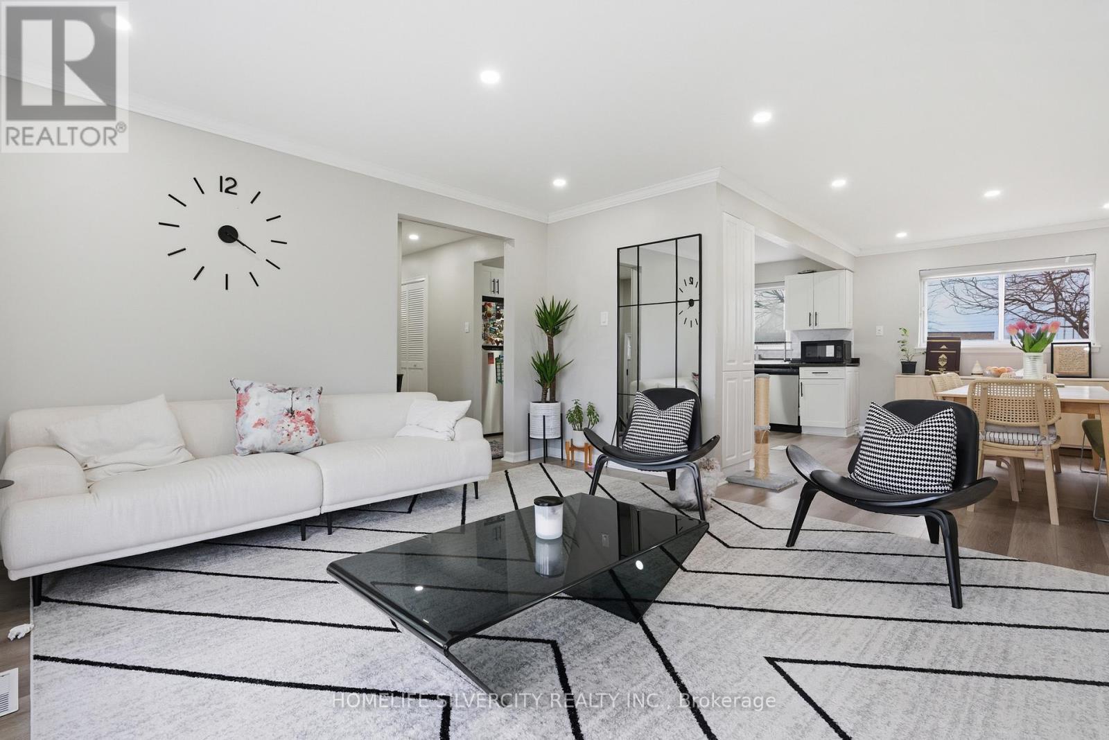 578 Trafford Crescent, Oakville, Ontario  L6L 3T3 - Photo 4 - W12910154