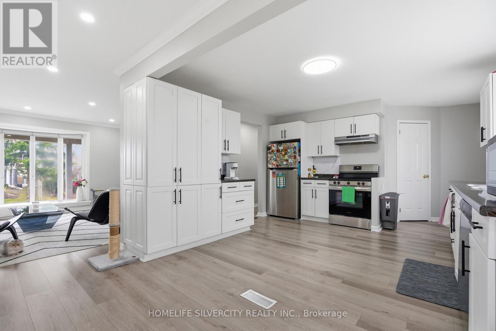 578 Trafford Crescent, Oakville, Ontario  L6L 3T3 - Photo 5 - W12910154