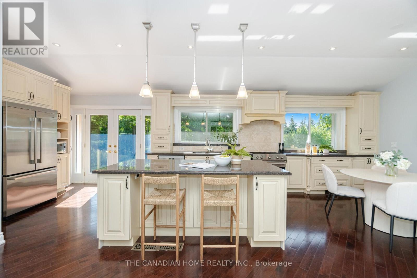 207 Penn Drive, Burlington, Ontario  L7N 2B6 - Photo 18 - W12910196