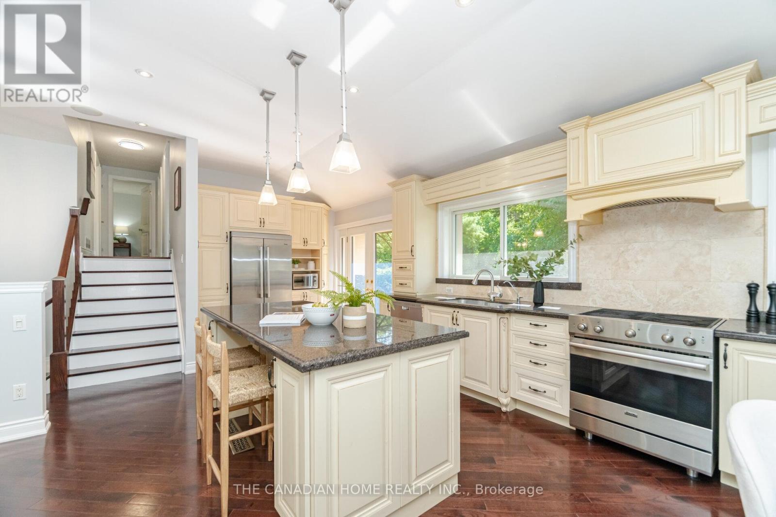 207 Penn Drive, Burlington, Ontario  L7N 2B6 - Photo 19 - W12910196