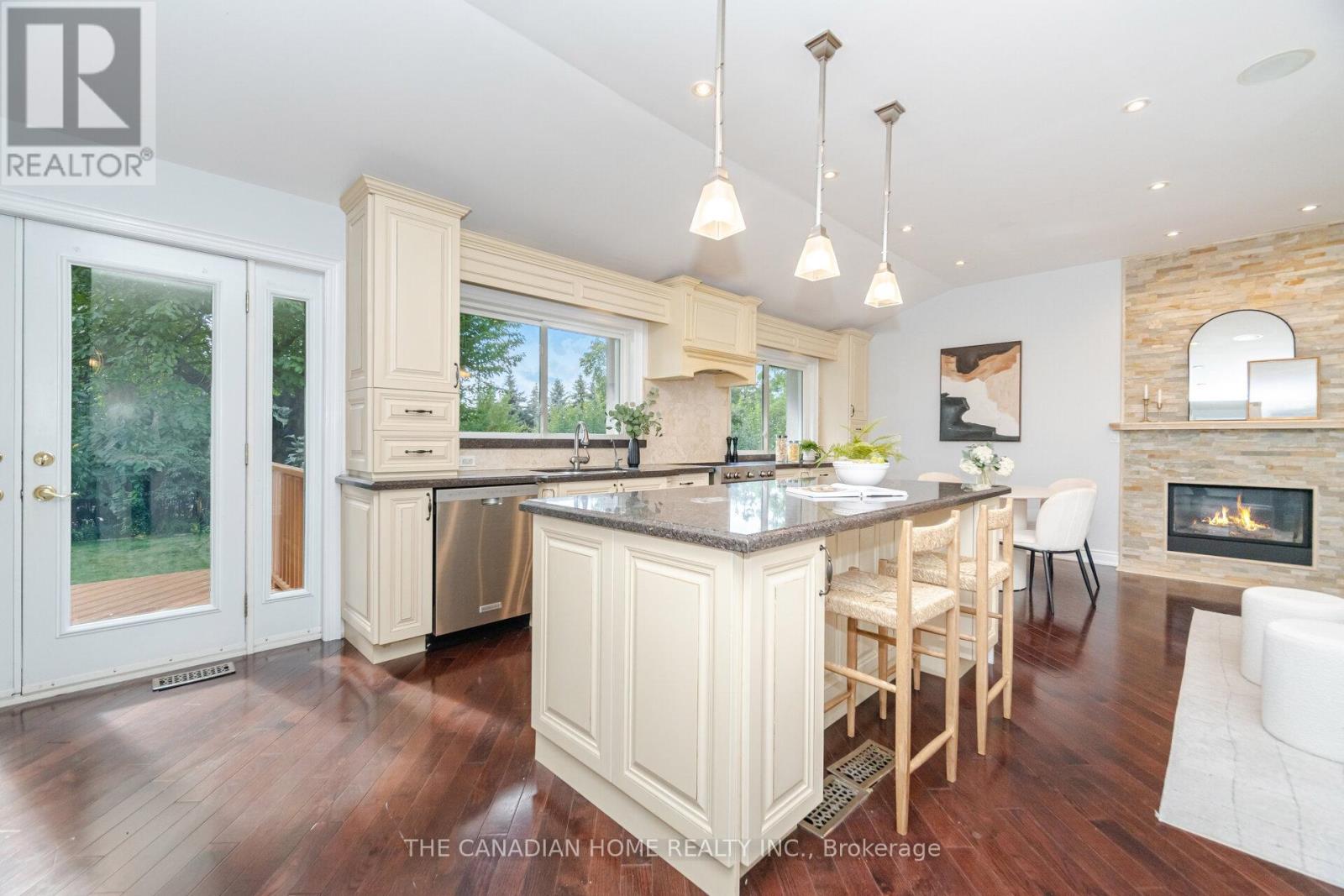 207 Penn Drive, Burlington, Ontario  L7N 2B6 - Photo 22 - W12910196