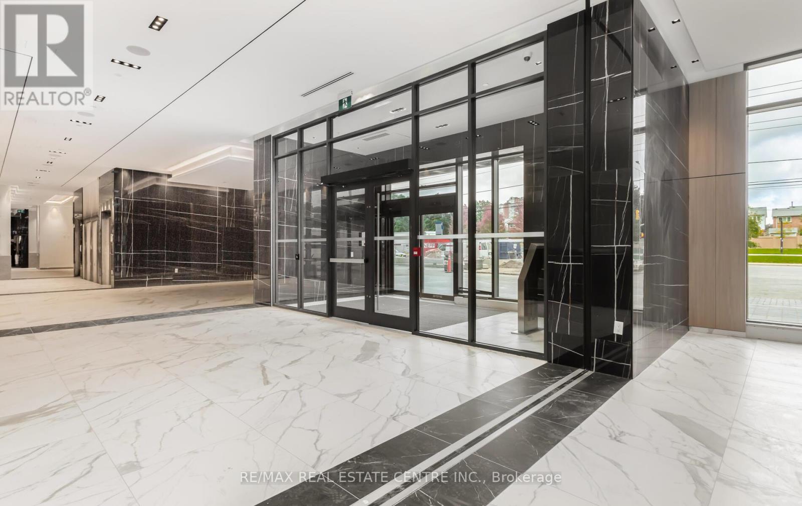 301 - 202 Burnhamthorpe Road E, Mississauga, Ontario  L5A 0B2 - Photo 4 - W12910226