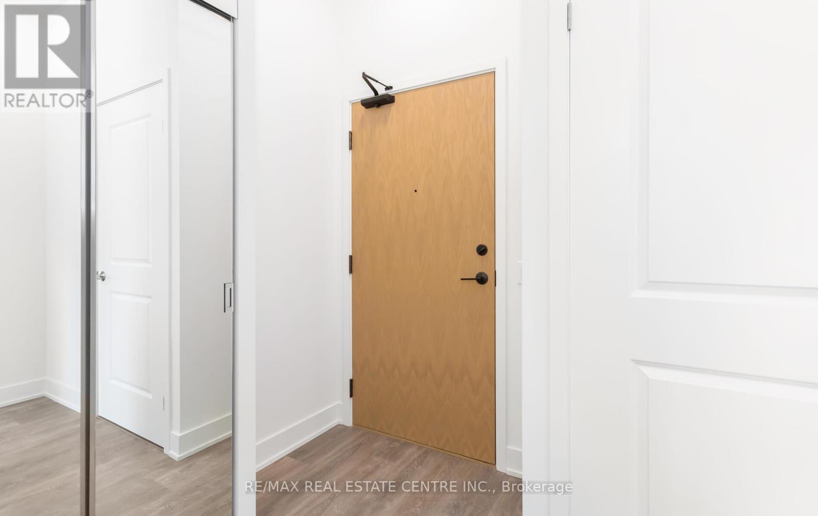 301 - 202 Burnhamthorpe Road E, Mississauga, Ontario  L5A 0B2 - Photo 5 - W12910226