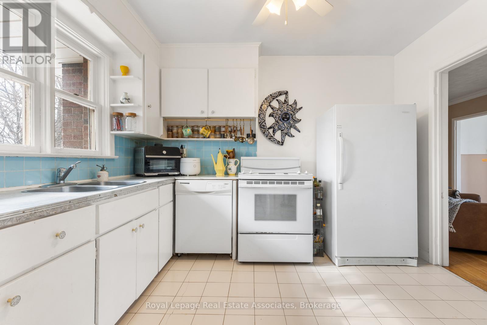 972 Fourth Street, Mississauga, Ontario  L5E 1J9 - Photo 10 - W12910284