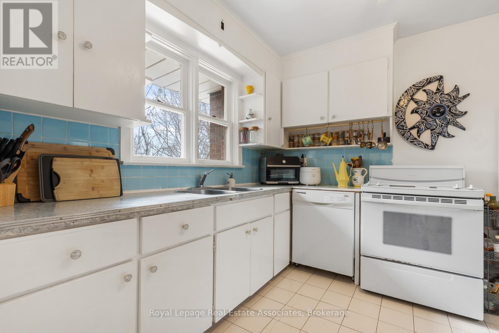 972 Fourth Street, Mississauga, Ontario  L5E 1J9 - Photo 11 - W12910284