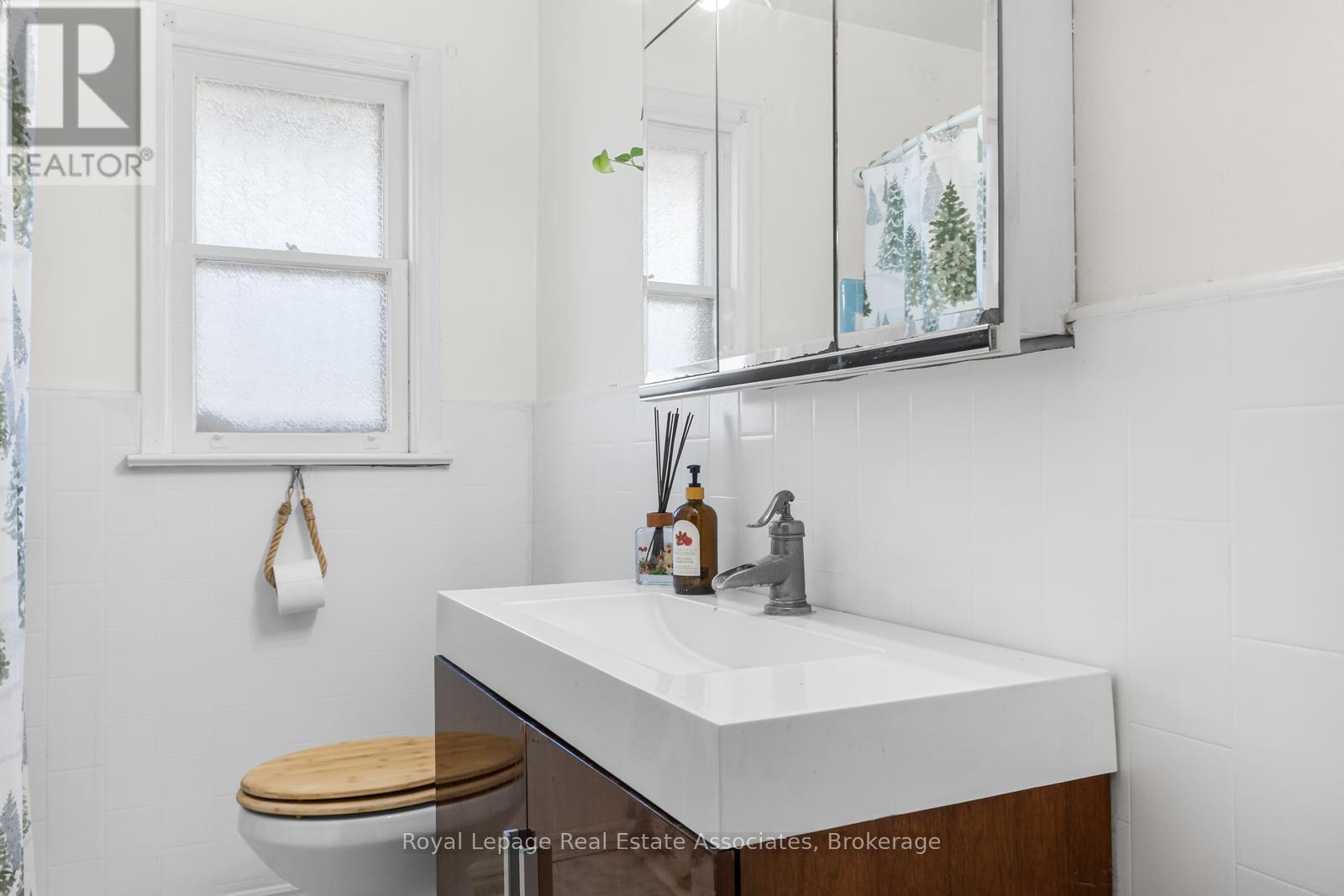 972 Fourth Street, Mississauga, Ontario  L5E 1J9 - Photo 17 - W12910284