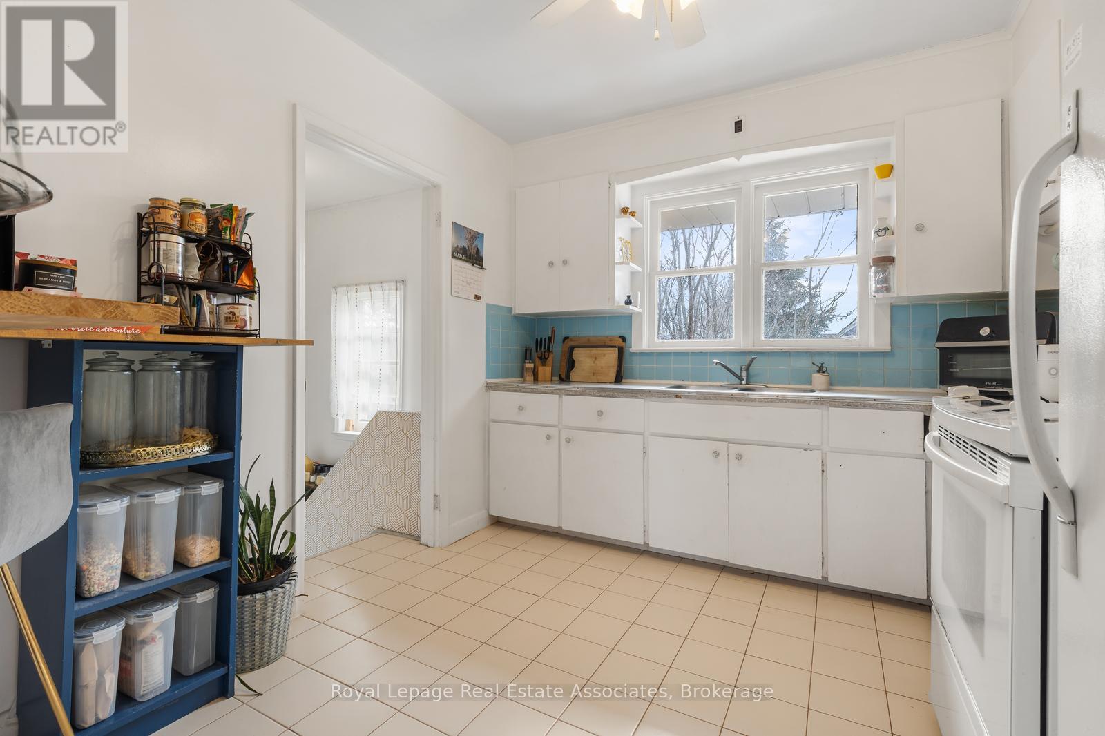 972 Fourth Street, Mississauga, Ontario  L5E 1J9 - Photo 9 - W12910284