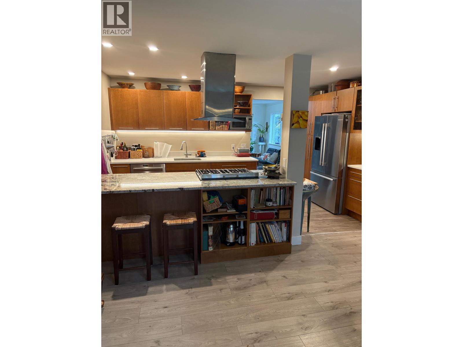 5702 Medusa Street, Sechelt, British Columbia  V0N 3A0 - Photo 3 - R3099668