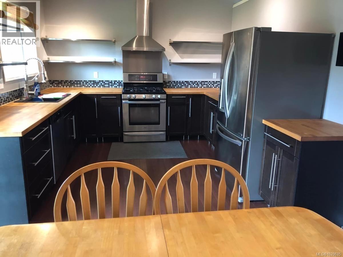 1646 Maquinna Ave, Comox, British Columbia  V9M 3L7 - Photo 2 - 1029635