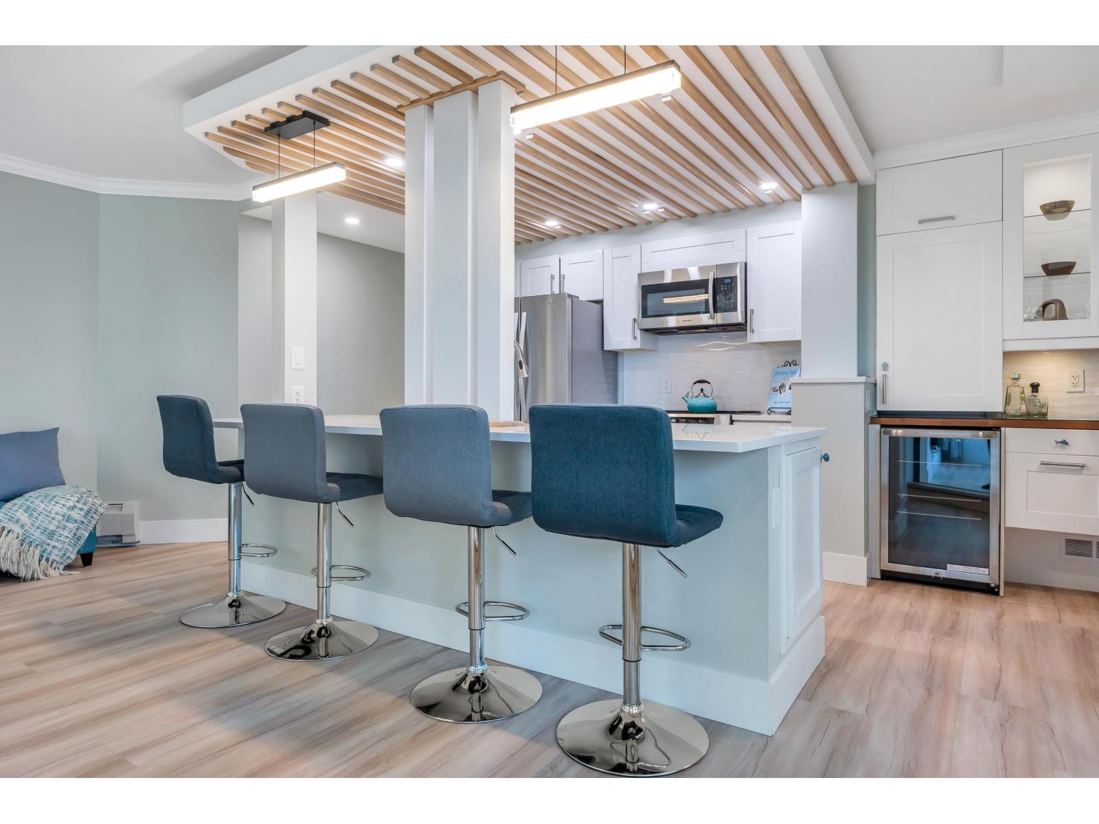 402 1480 FOSTER STREET, White Rock, British Columbia