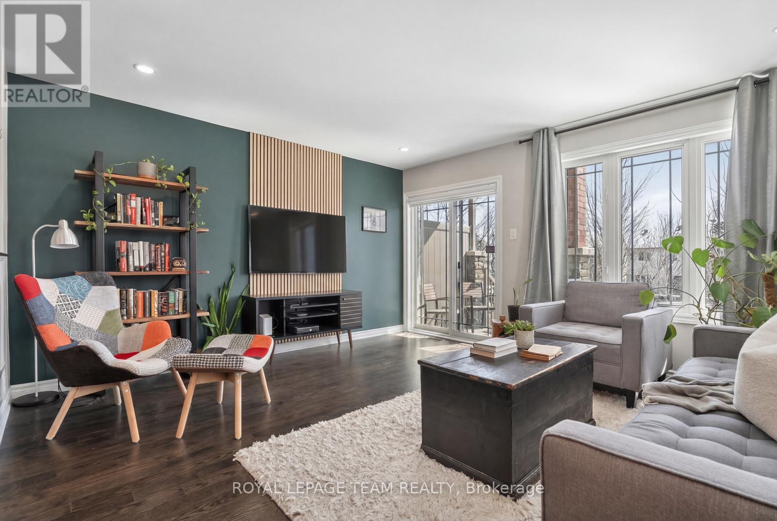 602 Danaca Private, Ottawa, Ontario  K1K 2V7 - Photo 2 - X12910456