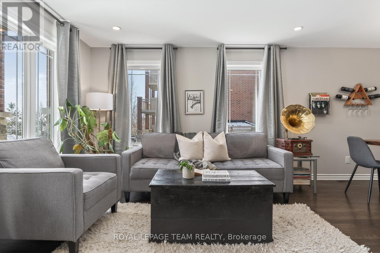 602 Danaca Private, Ottawa, Ontario  K1K 2V7 - Photo 3 - X12910456