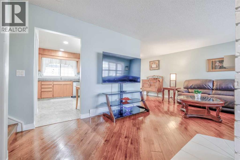 232 Templeside Circle Ne, Calgary, Alberta  T1Y 3L9 - Photo 3 - A2294508