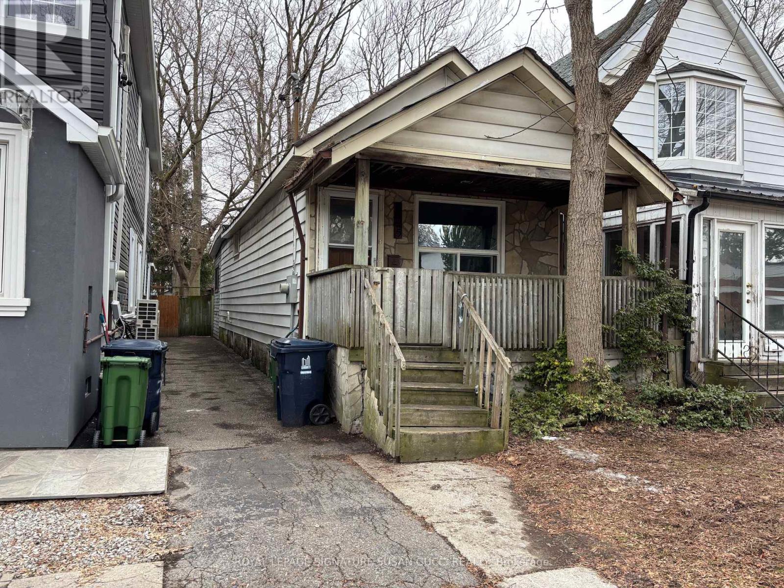 215 GOWAN AVENUE, Toronto, Ontario