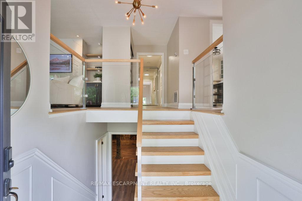 3354 Bristol Drive, Burlington, Ontario  L7M 1W4 - Photo 4 - W12846866