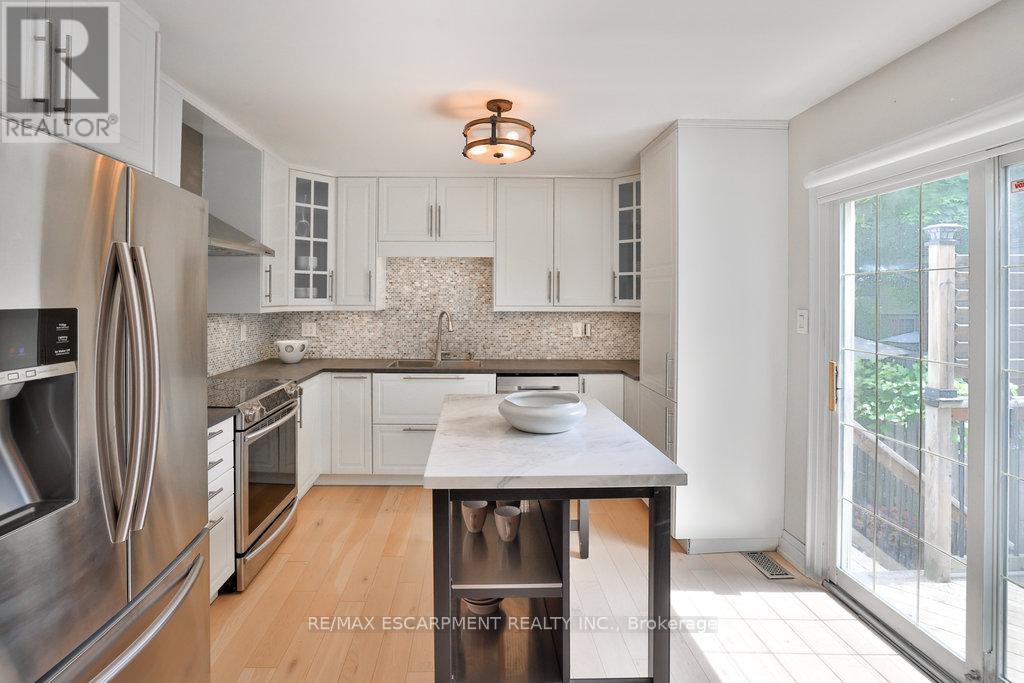 3354 Bristol Drive, Burlington, Ontario  L7M 1W4 - Photo 8 - W12846866