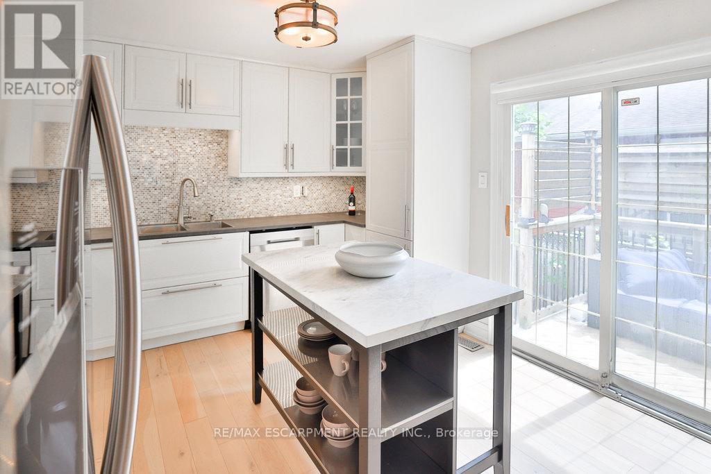 3354 Bristol Drive, Burlington, Ontario  L7M 1W4 - Photo 9 - W12846866