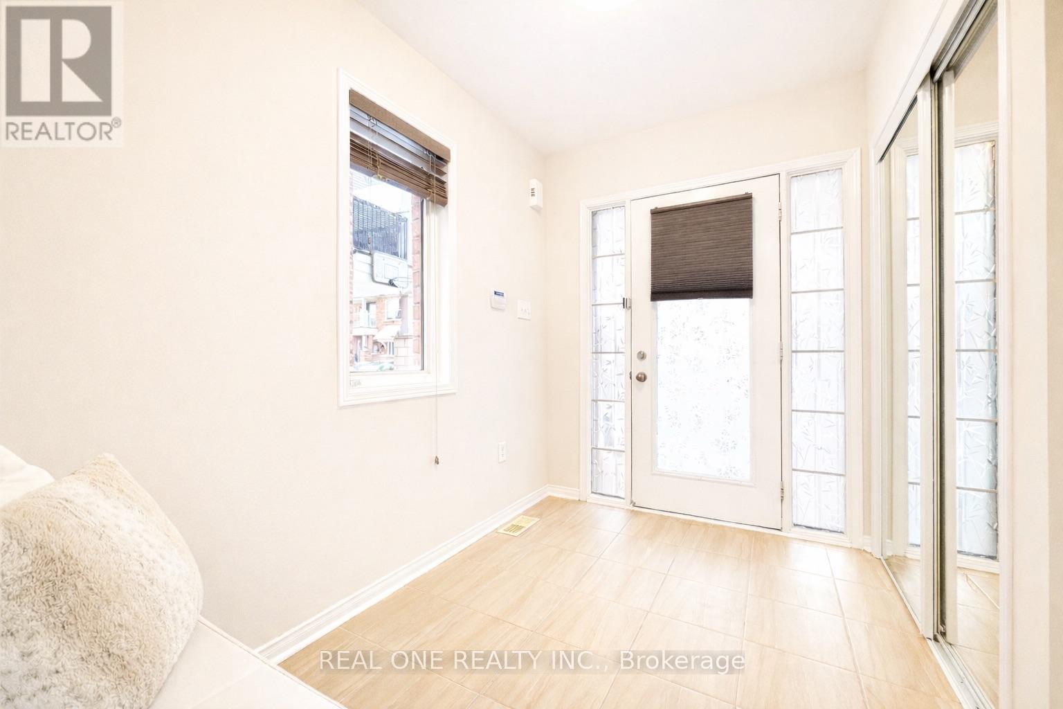 18 Latitude Lane, Whitchurch-Stouffville, Ontario  L4A 0T1 - Photo 7 - N12910510