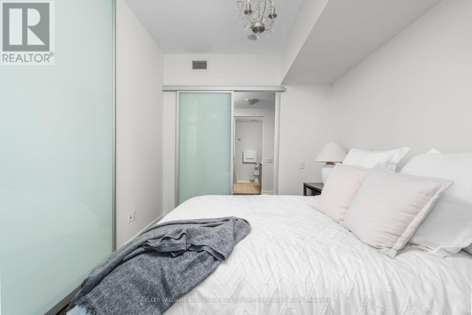 2206 - 103 The Queensway, Toronto, Ontario  M6S 5B3 - Photo 30 - W12910490