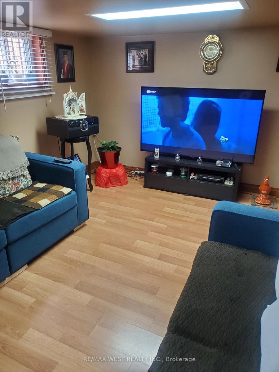 881 St.clarens Avenue, Toronto, Ontario  M6H 3X5 - Photo 10 - W12910552