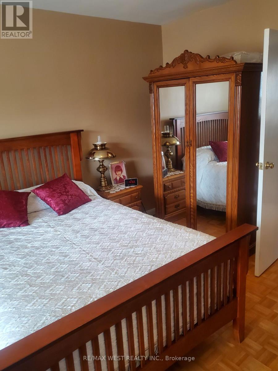 881 St.clarens Avenue, Toronto, Ontario  M6H 3X5 - Photo 11 - W12910552