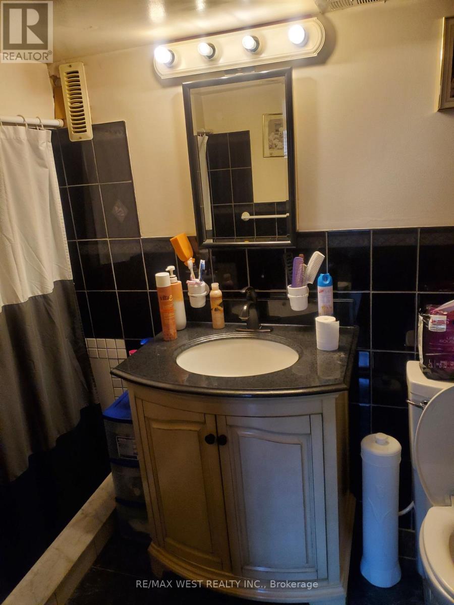 881 St.clarens Avenue, Toronto, Ontario  M6H 3X5 - Photo 12 - W12910552