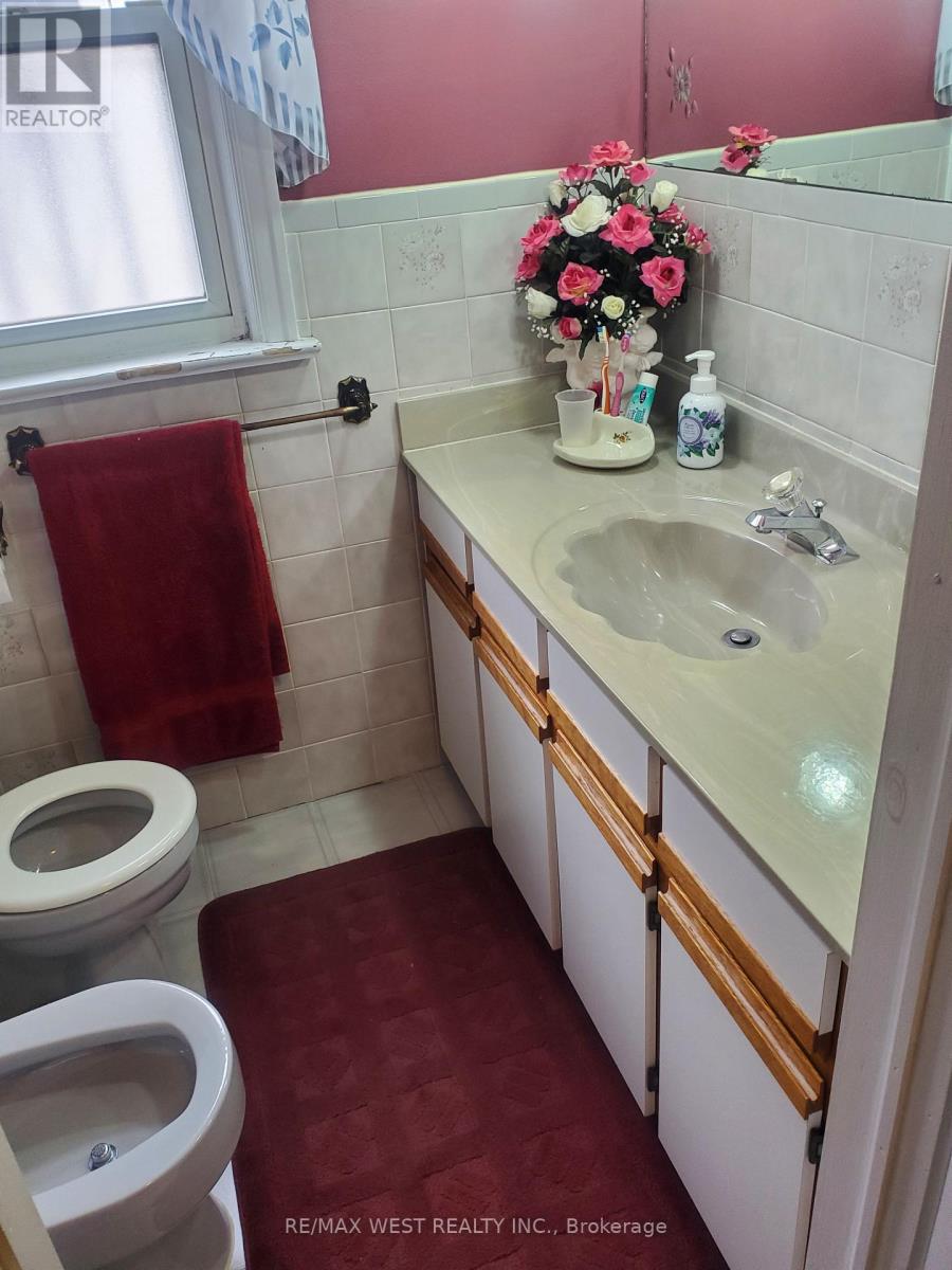 881 St.clarens Avenue, Toronto, Ontario  M6H 3X5 - Photo 13 - W12910552