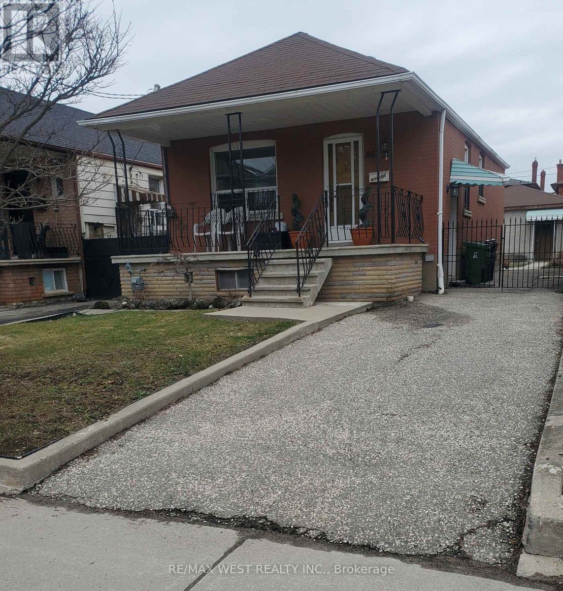 881 St.clarens Avenue, Toronto, Ontario  M6H 3X5 - Photo 3 - W12910552