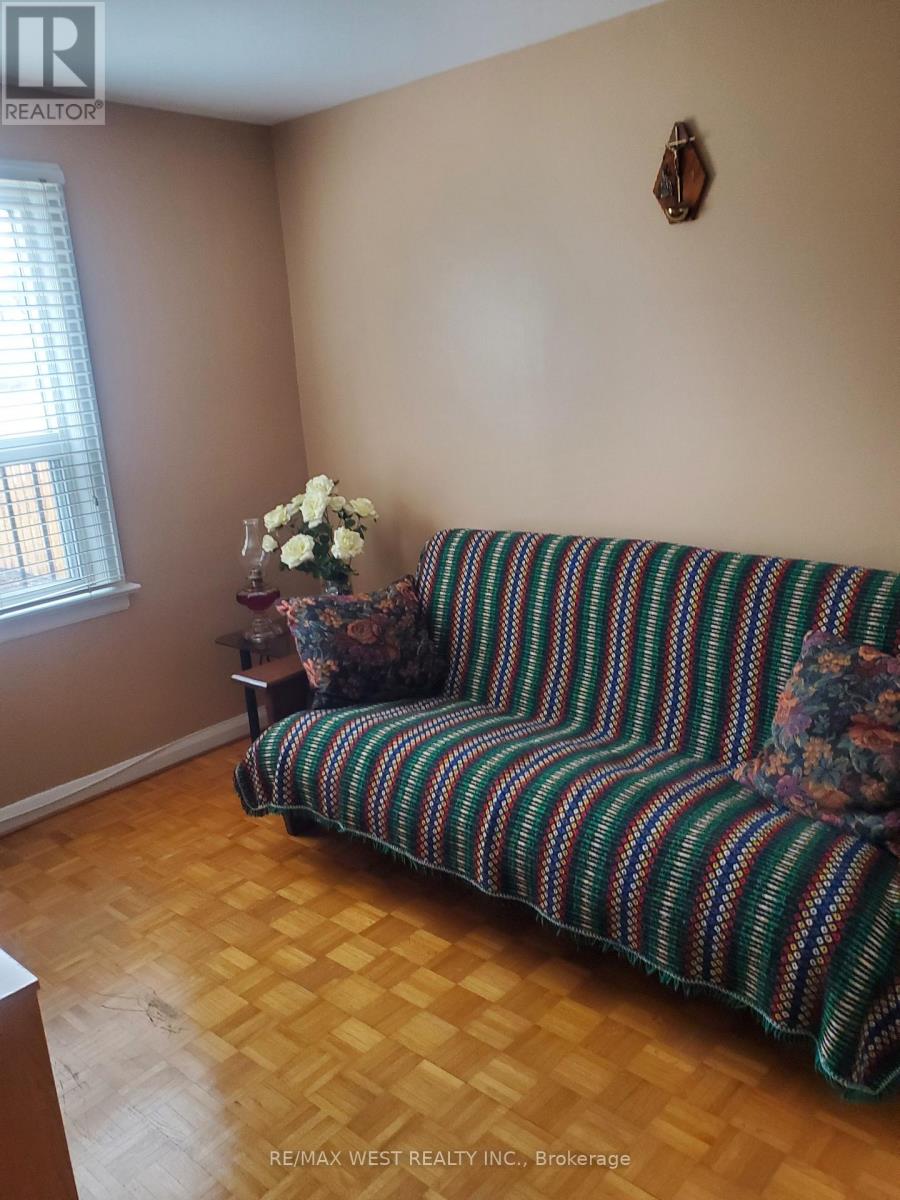 881 St.clarens Avenue, Toronto, Ontario  M6H 3X5 - Photo 4 - W12910552