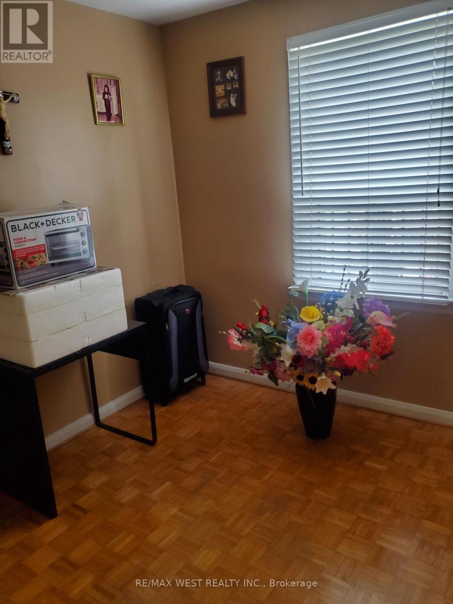 881 St.clarens Avenue, Toronto, Ontario  M6H 3X5 - Photo 5 - W12910552