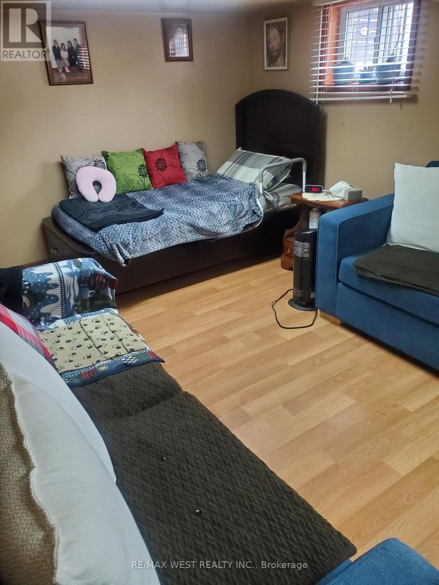 881 St.clarens Avenue, Toronto, Ontario  M6H 3X5 - Photo 9 - W12910552