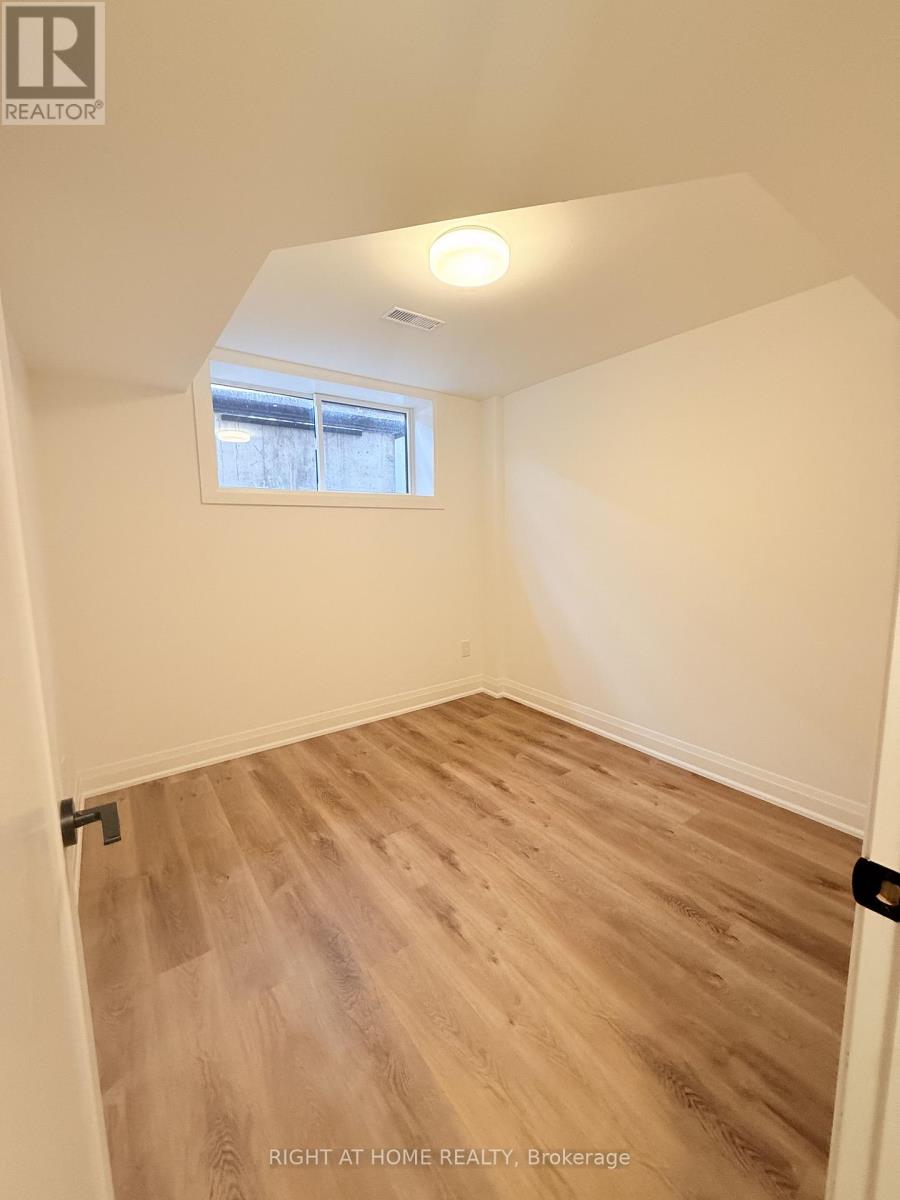 5b - 19 Arrowsmith Avenue, Toronto, Ontario  M6M 2W8 - Photo 15 - W12910554