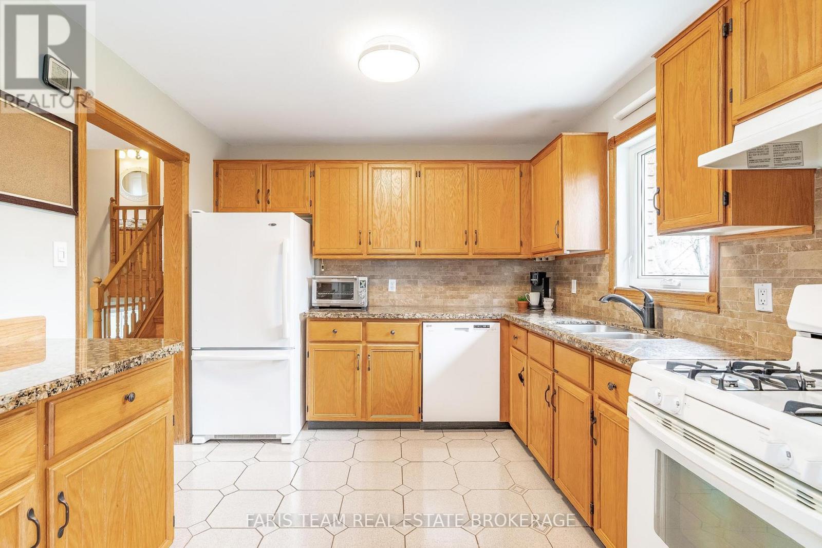 856 Church Drive, Innisfil, Ontario  L0L 1K0 - Photo 7 - N12902376