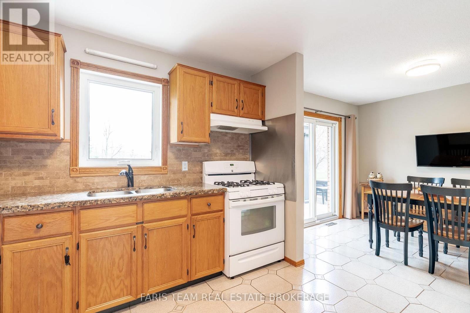 856 Church Drive, Innisfil, Ontario  L0L 1K0 - Photo 10 - N12902376